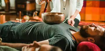 Séance de sonothérapie et massage sonore aux bols chantants tibétains avec Marilyn Kulpa